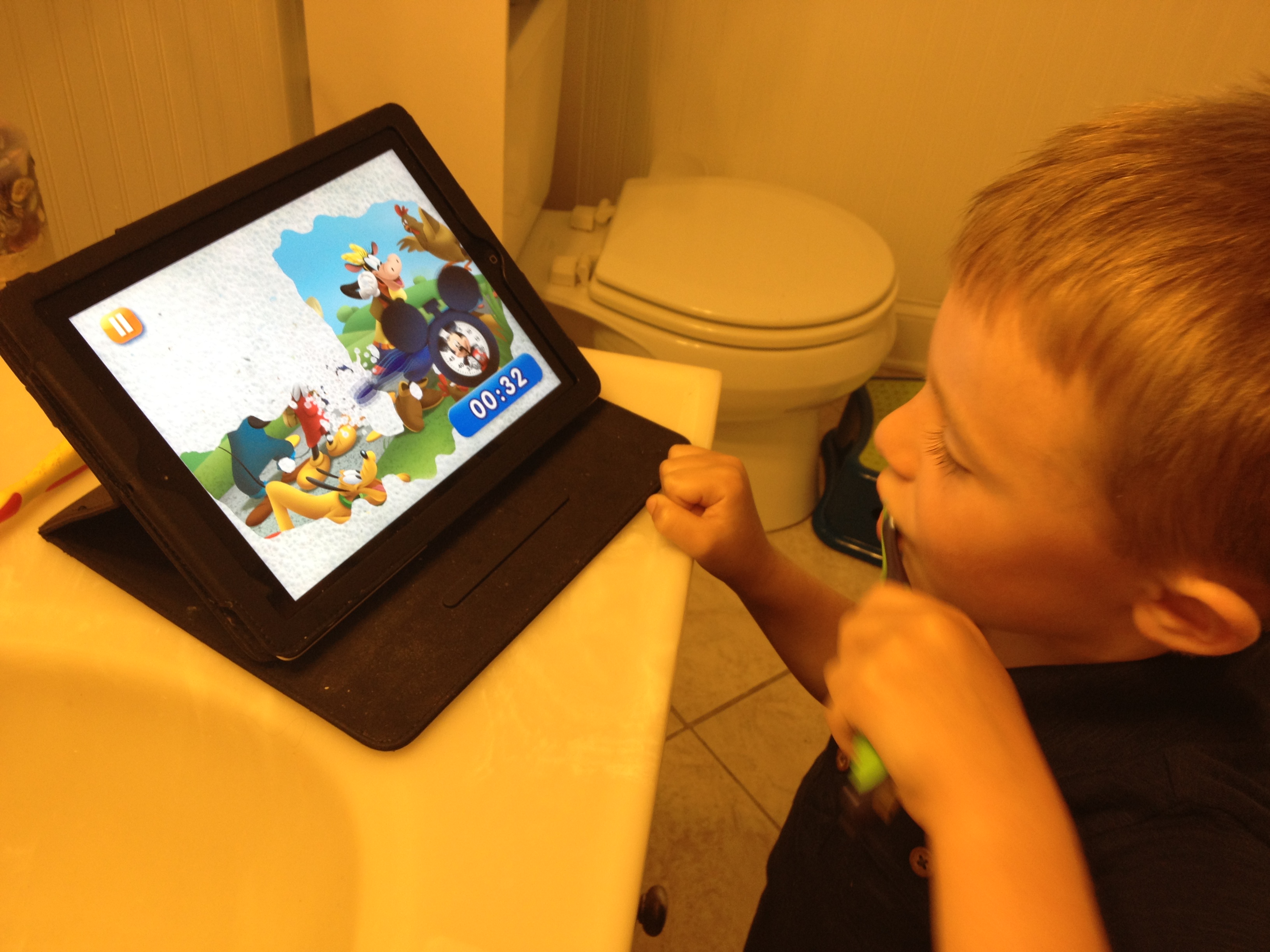 As your child brushes their teeth, an onscreen toothbrush brushes away bubbles to reveal a Disney themed picture!