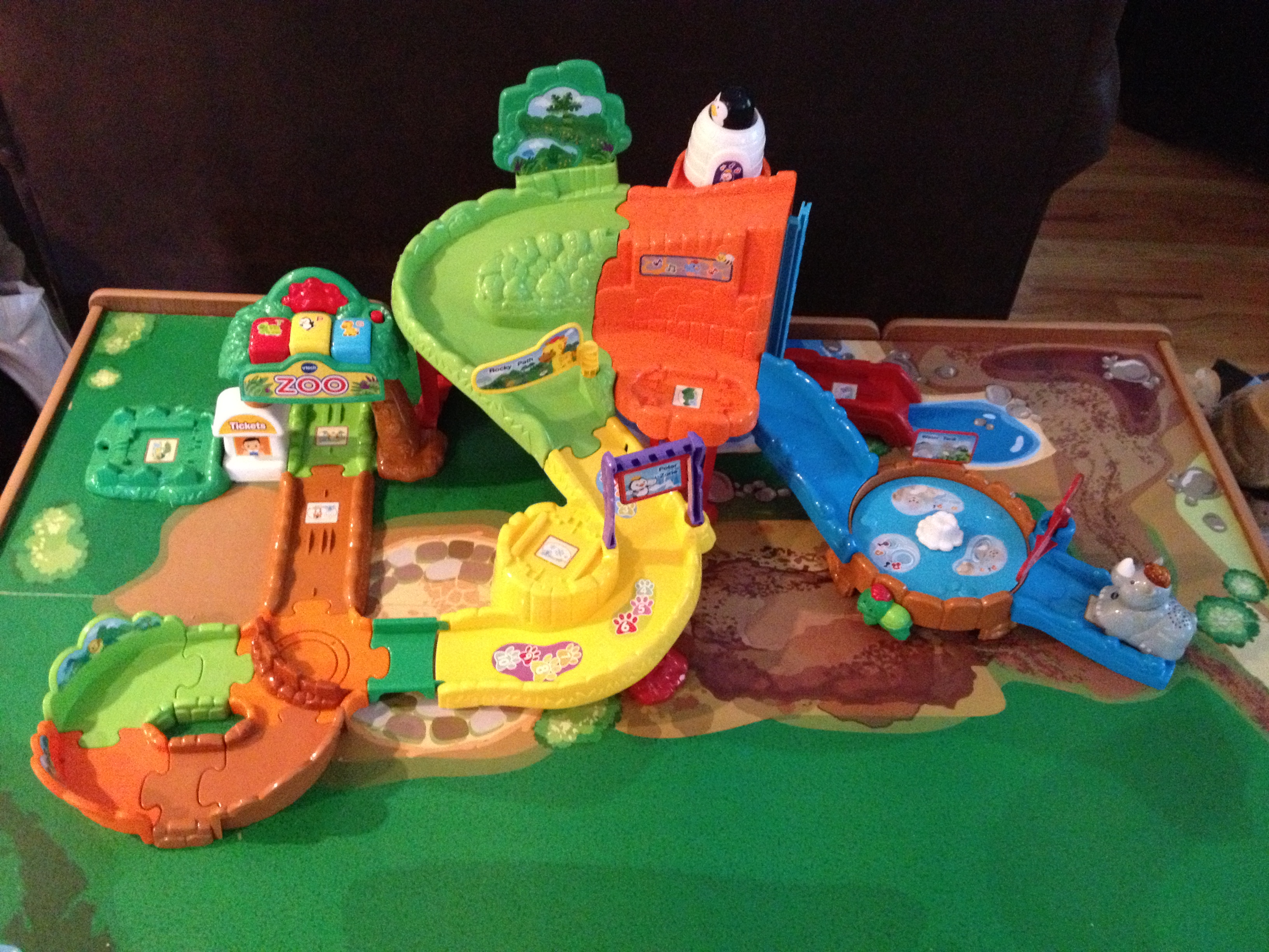 Go! Go! Smart Animals Zoo Explorers Playset offers hours of fun and adventure!